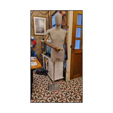 48 Beden Ahşap Kollu Pantolon Giyebilen Erkek Vitrin Mankeni