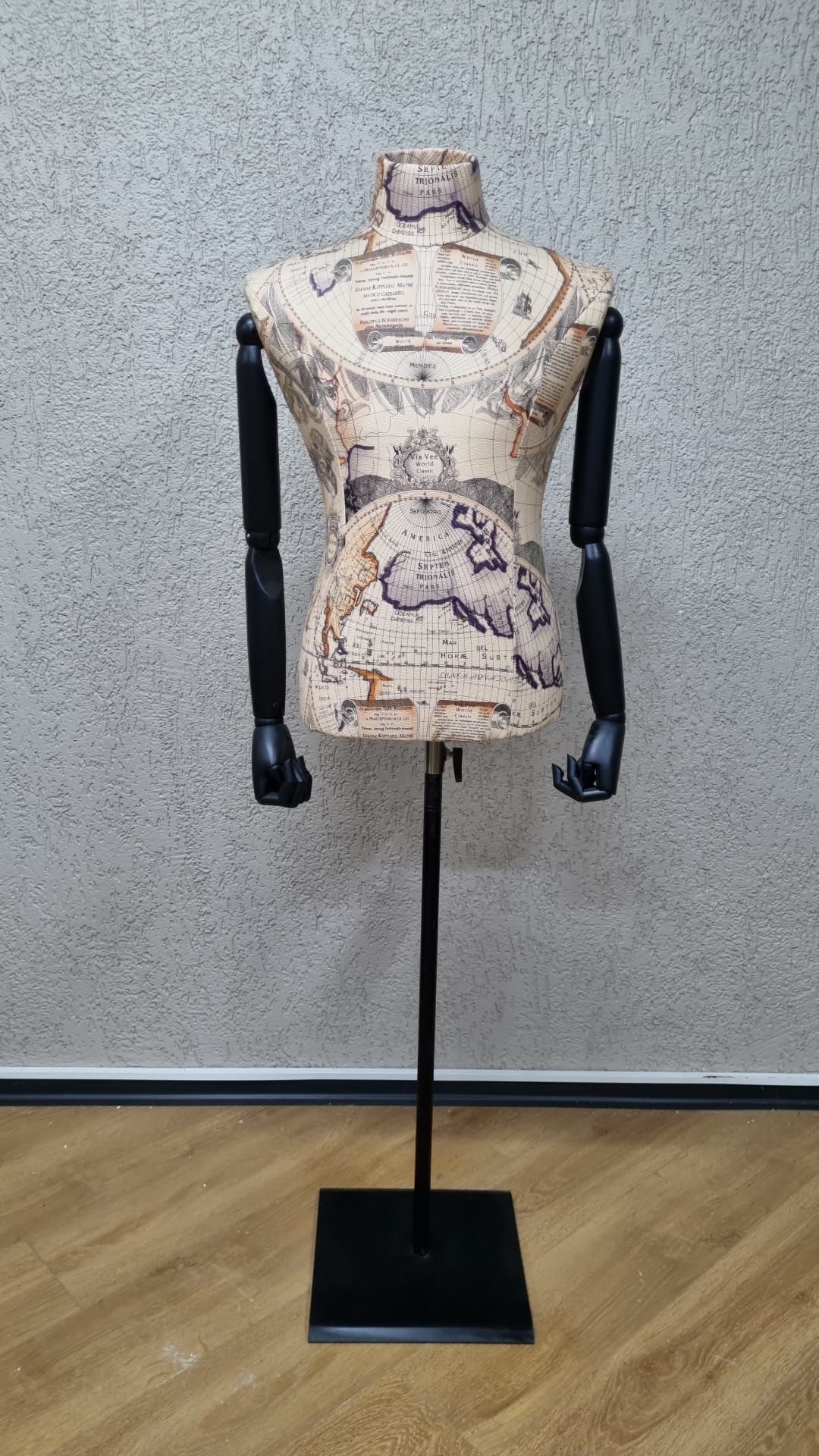 Ahşap kollu terzi mankeni vitrin mankeni