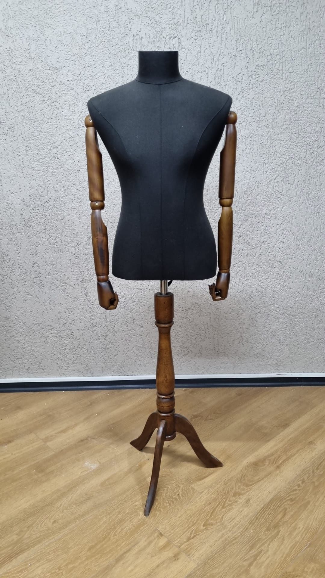 Ahşap kollu terzi mankeni vitrin mankeni