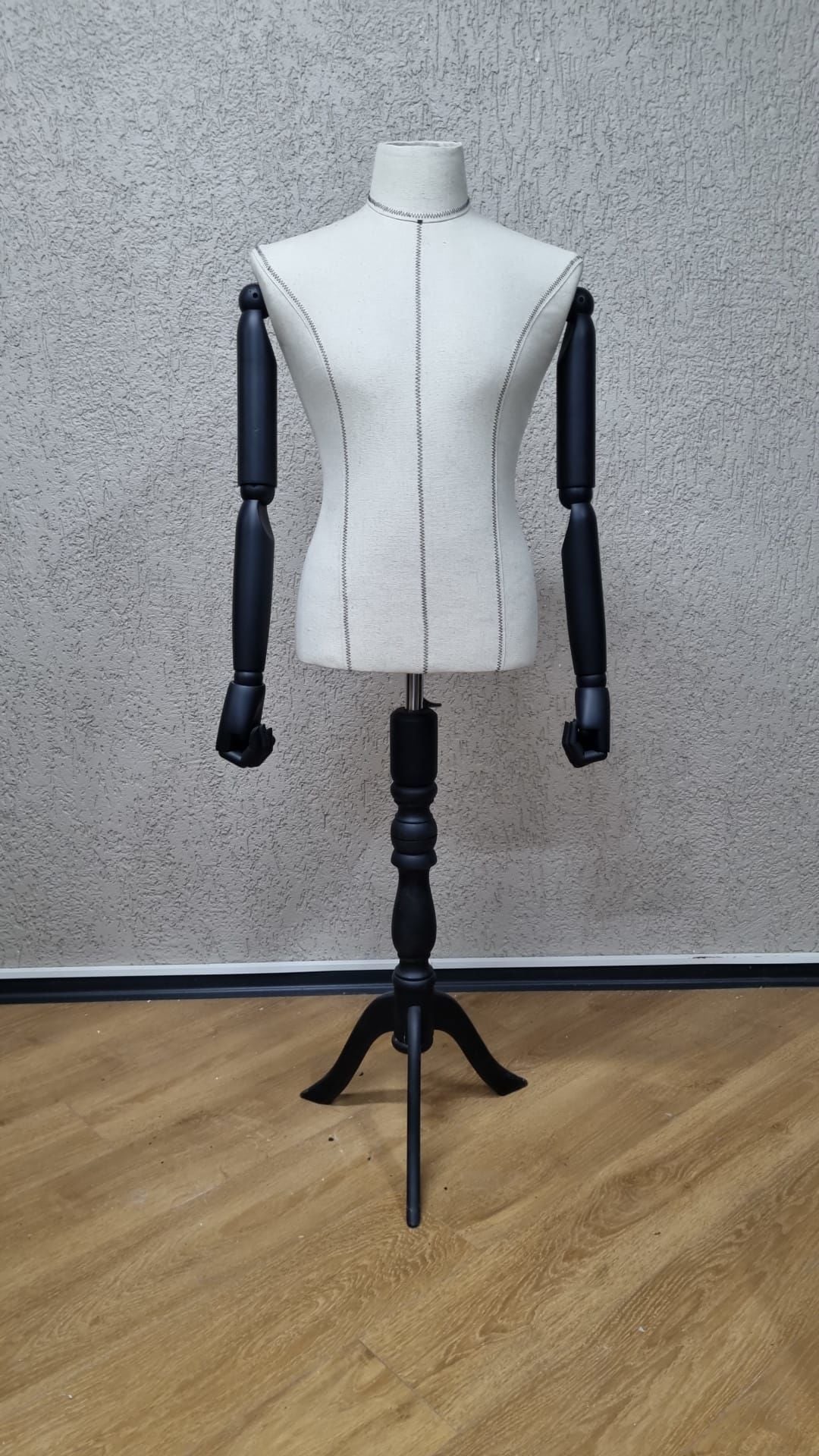 Ahşap kollu terzi mankeni vitrin mankeni